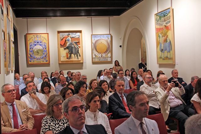 Acto taurino . En Sevilla. En el Salón Carteles de la Real Maestranza de Caballería de Sevilla presentación del número 53, con relevantes temas, de la “Revista de Estudios Taurinos” - 1, Foto 1