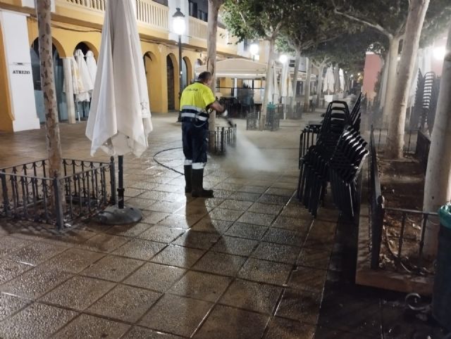 Avanza en pedanías la operación de 'punta a punta' con un deshollino general que friega y baldea con agua a presión los principales puntos de encuentro - 1, Foto 1