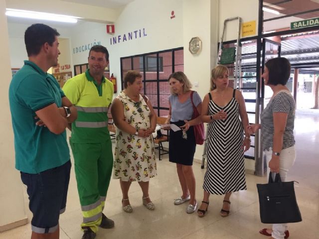 Los servicios de limpieza y jardinería ultiman los trabajos de puesta a punto de los colegios aguileños - 1, Foto 1