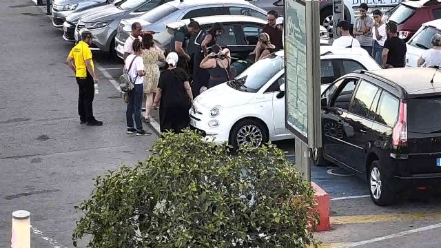 La Guardia Civil estabiliza a una persona después de sufrir un desvanecimiento en el estacionamiento de un Centro Comercial - 1, Foto 1