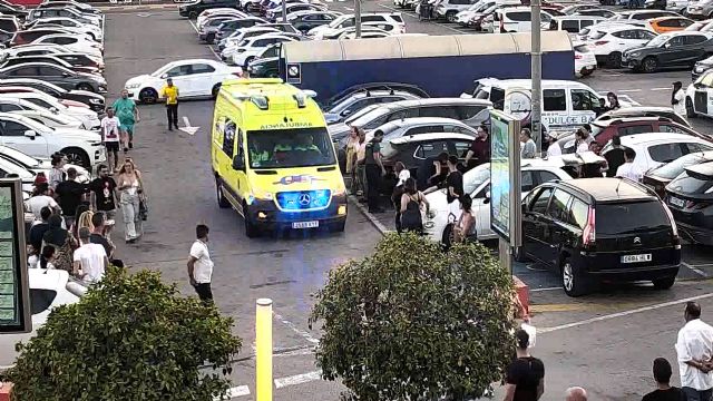 La Guardia Civil estabiliza a una persona después de sufrir un desvanecimiento en el estacionamiento de un Centro Comercial - 2, Foto 2