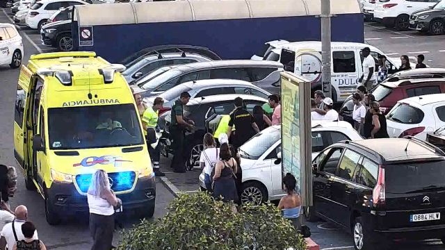 La Guardia Civil estabiliza a una persona después de sufrir un desvanecimiento en el estacionamiento de un Centro Comercial - 3, Foto 3