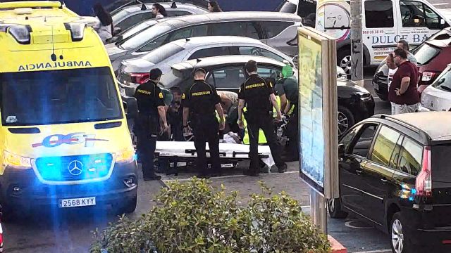 La Guardia Civil estabiliza a una persona después de sufrir un desvanecimiento en el estacionamiento de un Centro Comercial - 4, Foto 4