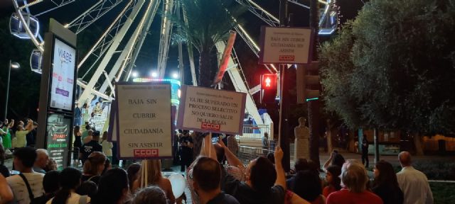 La feria de Murcia comienza con protestas de representantes de CCOO por las políticas de personal del Ayuntamiento de Murcia - 2, Foto 2