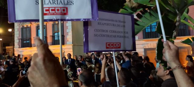 La feria de Murcia comienza con protestas de representantes de CCOO por las políticas de personal del Ayuntamiento de Murcia - 4, Foto 4