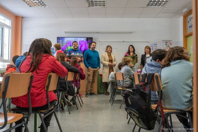 La alcaldesa recuerda en un bando la necesidad que tiene la comunidad educativa y la sociedad de luchar contra el absentismo escolar - 1, Foto 1