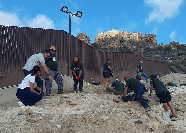 El alcalde y la concejala de Patrimonio Histórico visitan la excavación arqueológica del curso Hisn Siyâsa 2024 - 1, Foto 1