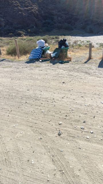 La coalición de Izquierdas (IU+P+AV) denuncia la acumulación de basuras en las playas de Calnegre - 2, Foto 2