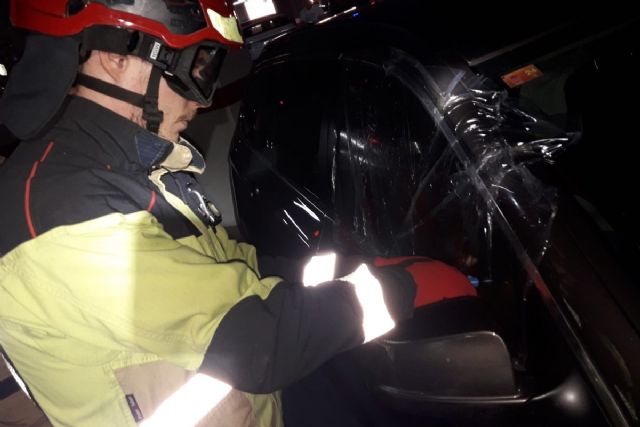 Bomberos de Cartagena rescatan a un bebé encerrado dentro de un coche en el aparcamiento de La Lonja - 1, Foto 1