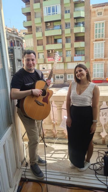 Cientos de personas miran hacia los balcones y llenan el centro de Cartagena para respaldar el talento local - 1, Foto 1