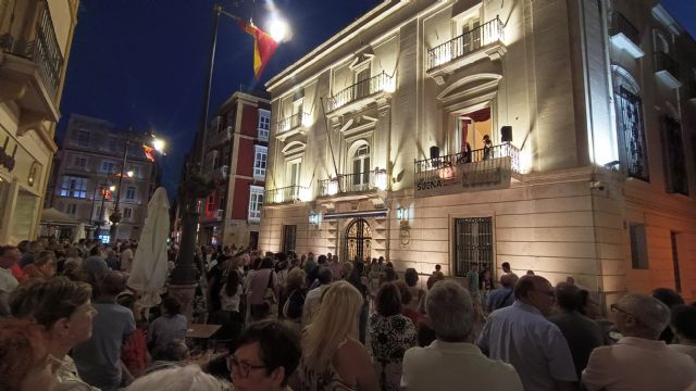 Cientos de personas miran hacia los balcones y llenan el centro de Cartagena para respaldar el talento local - 2, Foto 2