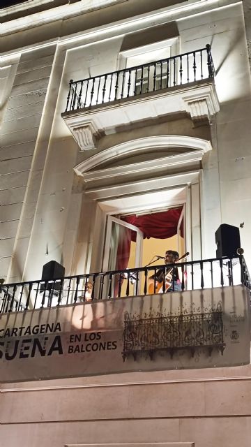 Cientos de personas miran hacia los balcones y llenan el centro de Cartagena para respaldar el talento local - 3, Foto 3