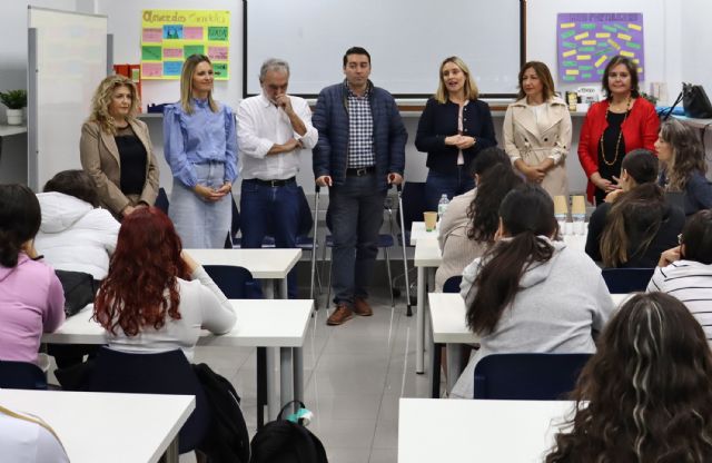 Conchita visita los talleres de prevención de riesgos sexuales en internet impartidos por el 25-N - 2, Foto 2