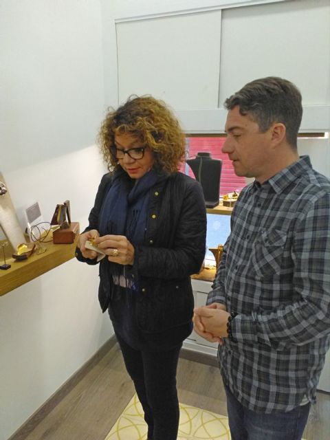 La directora de Comercio visita el taller del artesano Guillermo Sánchez - 1, Foto 1