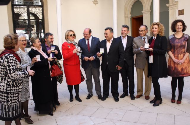 El presidente de la Comunidad recibe en el Palacio de San Esteban a los premiados con la Medalla de Oro del Foro Europa 2001 - 1, Foto 1