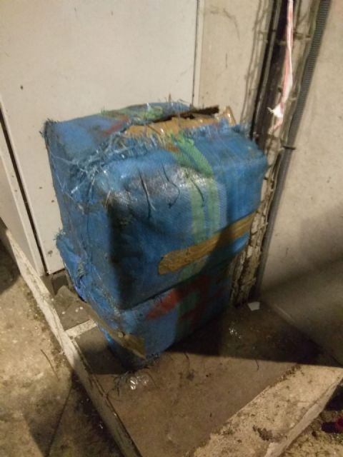 Los empleados del Centro de Gestión de Residuos de Limusa detectan dos fardos de hachís de 30 kilos mientras trataban la basura en la cabina de triaje primario de Barranco Hondo - 1, Foto 1