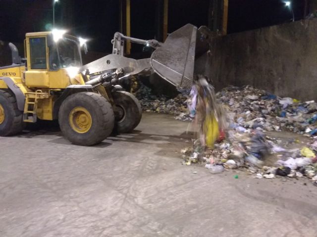 Los empleados del Centro de Gestión de Residuos de Limusa detectan dos fardos de hachís de 30 kilos mientras trataban la basura en la cabina de triaje primario de Barranco Hondo - 2, Foto 2