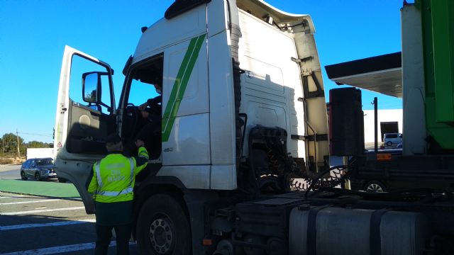 Velocidad, tiempos de conducción y descanso y exceso de peso centrarán la campaña especial de vigilancia y control de camiones y autobuses que la DGT desarrolla esta semana - 1, Foto 1