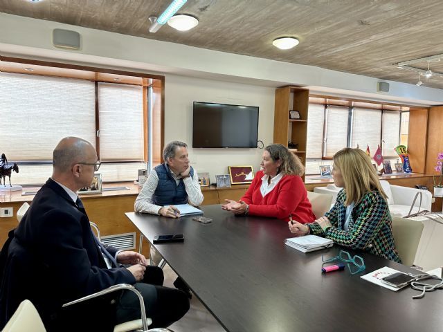 El alcalde recibe en el Ayuntamiento a la abogada Elisa Campoy-López, recientemente nombrada decana del Colegio de Abogados de Lorca - 2, Foto 2