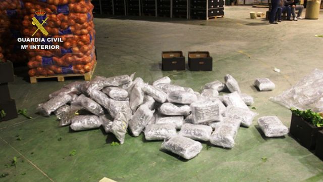 La Guardia Civil de Alicante intercepta un camión que transportaba marihuana escondida entre toneladas de verdura - 2, Foto 2