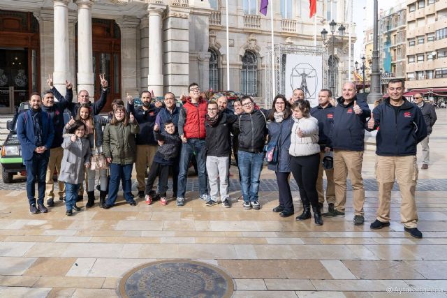 Pilotos cartageneros parten del Palacio Consistorial para participar en el Panda Raid de Marruecos - 1, Foto 1