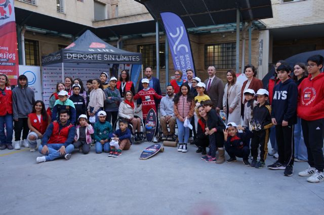 La Asociación B-Life, Cruz Roja Juventud, la Federación de Surf de la Región de Murcia y el Consejo Superior de Deportes promoverán la conciencia medioambiental y la inclusión social en las escuelas, a través del deporte - 1, Foto 1