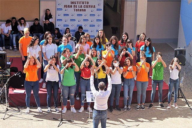 Concierto del Coro y la Banda del IES “Juan de la Cierva y Codorníu” en la Semana Cultural del IES “Antonio Hellín” en Puerto de Mazarrón, Foto 1