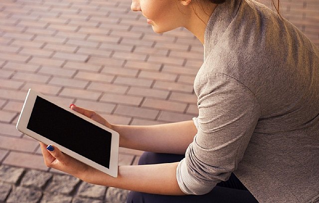 ProFuturo dona un centenar de tablets en Murcia para facilitar la comunicación con familiares desde hospitales y residencias - 1, Foto 1