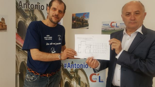 Antonio Meca presenta a José Antonio Llamas, responsable de la asociación Faunasol  y del proyecto de  Ciudalor  para la creación de un albergue de animales - 1, Foto 1