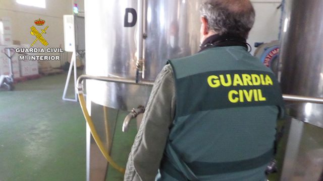 La Guardia Civil detiene a tres personas por elaborar aceites vegetales no aptos para el consumo humano - 1, Foto 1