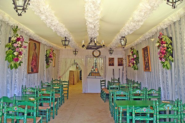 Las sillas de eneas pintada y mesas redondas de madera a juego son los elementos para descansar en las casetas de la Real Feria de Sevilla - 2, Foto 2