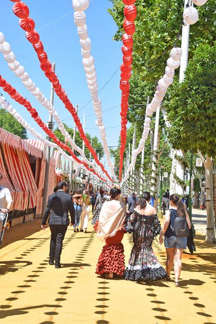 Las sillas de eneas pintada y mesas redondas de madera a juego son los elementos para descansar en las casetas de la Real Feria de Sevilla - 5, Foto 5