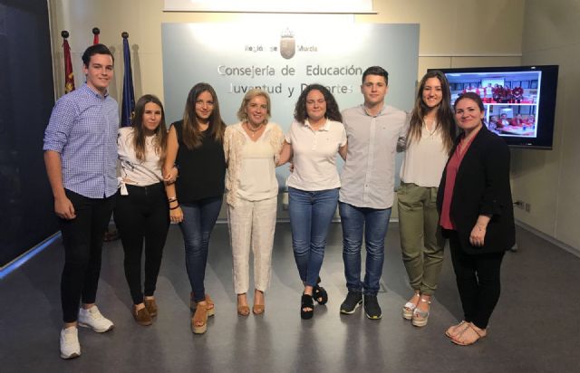 La consejera de Educación recibe a los ganadores de la V Liga de Debate Escolar BBVA y del V Concurso de Oratoria - 2, Foto 2