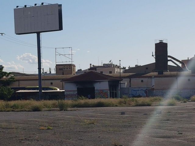 Retiran el gigantesco monoposte publicitario de las antiguas cocheras de San Pío tras la denuncia de Ahora Murcia - 1, Foto 1