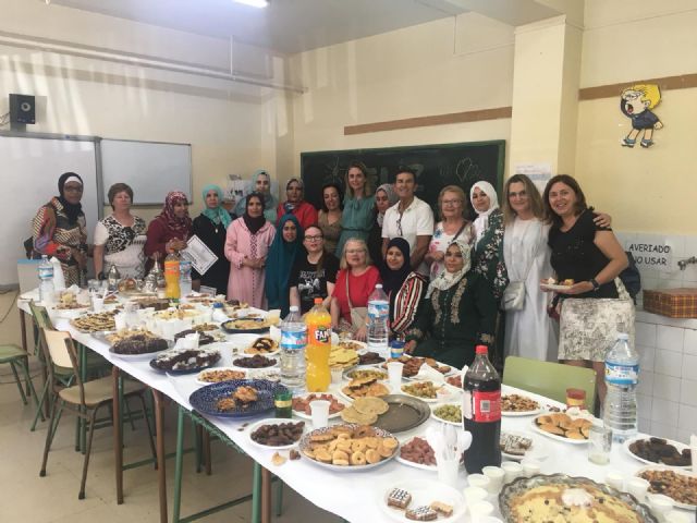 Una veintena de mujeres marroquíes reciben sus diplomas del curso de español impartido en el CEIP La Paz por voluntarios del Banco del Tiempo - 2, Foto 2