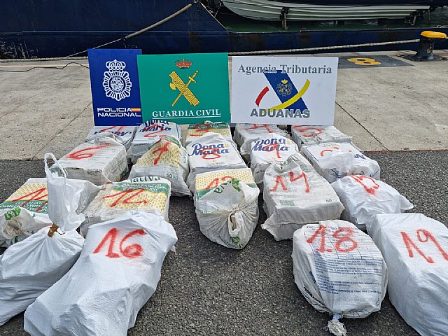 Intervenido en aguas al sur de Canarias un pesquero sin identificación cargado con 560 kilos de cocaína - 1, Foto 1