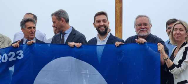 El edil de Turismo en funciones recoge las banderas azules que ondearán en las playas aguileñas - 2, Foto 2