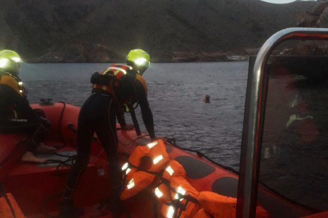 Protección Civil y Bomberos prestan auxilio a una nadadora en El Portús - 1, Foto 1