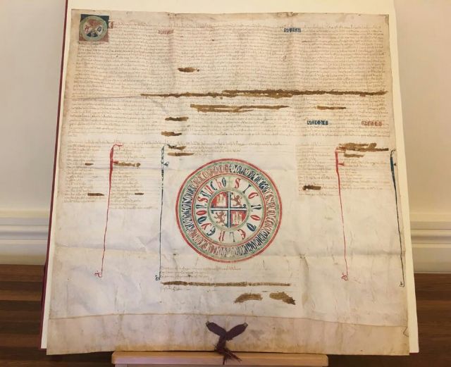 La Guardia Civil entrega el documento expedido por el rey Sancho IV en 1293 que otorgaba privilegios a Mansilla de las Mulas - 2, Foto 2