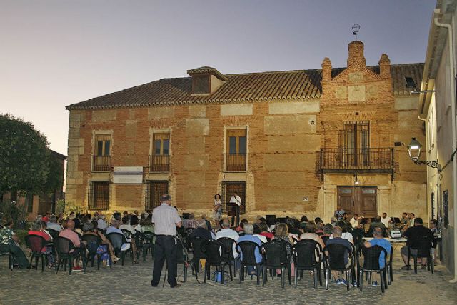 Aldea del Rey vivió un inolvidable momento de poesía y música en la explanada del histórico Palacio de la Clavería - 2, Foto 2