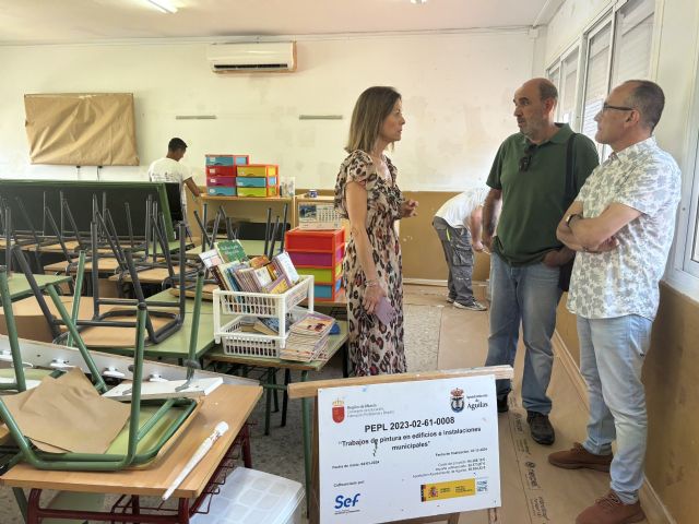 La alcaldesa supervisa los trabajos de pintura que a través del Programa de Empleo Público Local se están realizando en los colegios de la localidad - 1, Foto 1