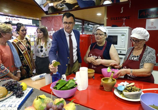 Los jóvenes se ponen el delantal para cocinar los guisos típicos de la Huerta en la plaza de Verónicas - 1, Foto 1