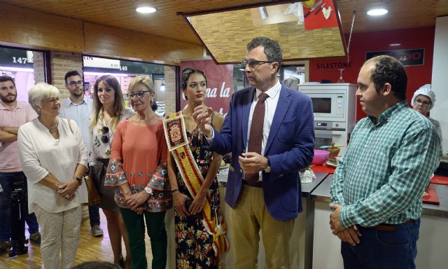 Los jóvenes se ponen el delantal para cocinar los guisos típicos de la Huerta en la plaza de Verónicas - 2, Foto 2