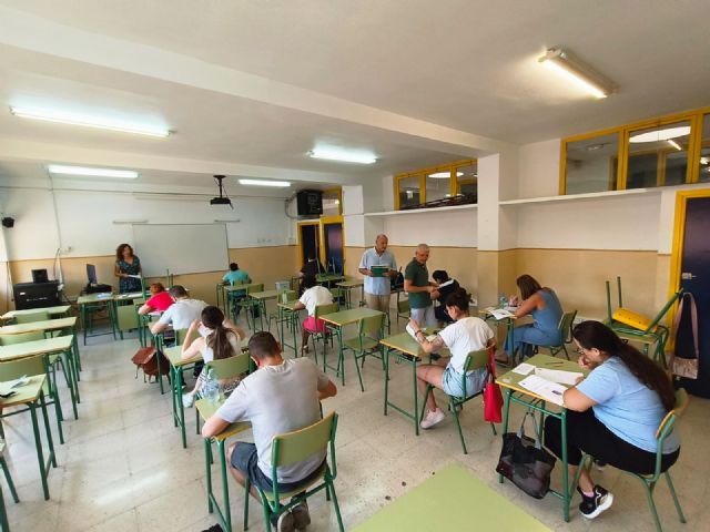 572 personas mayores de 18 años se examinan para obtener el título de graduado en ESO - 1, Foto 1