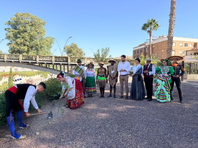 Lorca planta nuevas raíces con el Festival Internacional de Folklore Virgen de las Huertas Lorca planta nuevas raíces con el Festival Internacional de Folklore Virgen de las Huertas