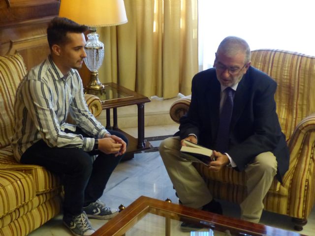 El presidente de la Asamblea recibe al escritor novel Julio Marín García - 1, Foto 1