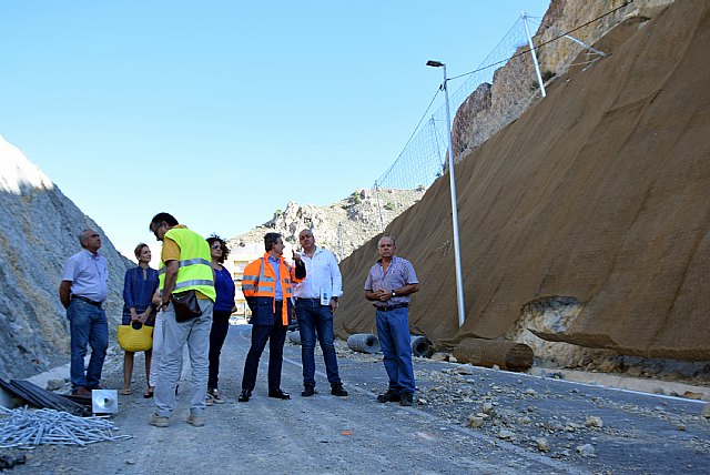 Instalan mallas para proteger los taludes de la carretera regional que une Abarán con Blanca - 1, Foto 1