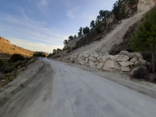 El Ayuntamiento de Lorca finaliza los trabajos de limpieza y estabilización de la carretera de acceso a la ermita del Padrico tras el desprendimiento de varias rocas - 1, Foto 1