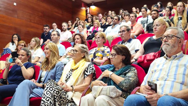 Decenas de personas asisten a la Mesa Redonda sobre trabajo y salud mental organizada dentro de los actos organizados por el Ayuntamiento - 1, Foto 1