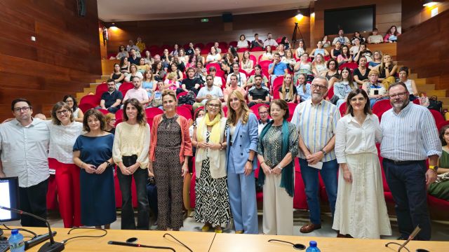 Decenas de personas asisten a la Mesa Redonda sobre trabajo y salud mental organizada dentro de los actos organizados por el Ayuntamiento - 2, Foto 2